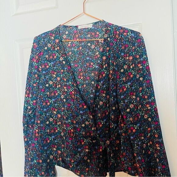 NWOT Francesca’s Collections Chloe & Katie Wrap Blouse Medium - Picture 4 of 6